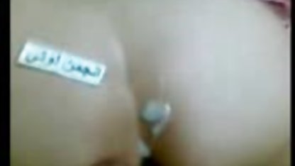 Gadis muda yang cantik mencintai untuk menyentuh cara melihat vidio bokeb dirinya sendiri